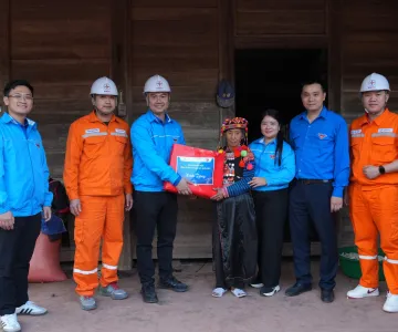 Tuổi trẻ EVNNPC thắp sáng dải biên cương Sín Thầu, Điện Biên