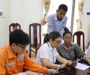 Điện lực Điện Biên Phủ phối hợp với ngân hàng hướng dẫn khách hàng thanh toán không dùng tiền mặt và cài đặt ứng dụng EVN CSKH