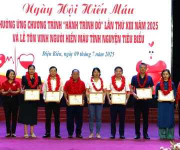 Công ty Điện lực Điện Biên nhận Giấy khen vì đóng góp tích cực trong phong trào hiến máu tình nguyện