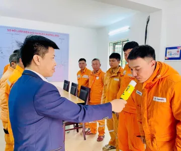 Đội QLĐLKV Mường Ảng tăng cường kiểm tra nồng độ cồn, đảm bảo an toàn trước giờ ra hiện trường