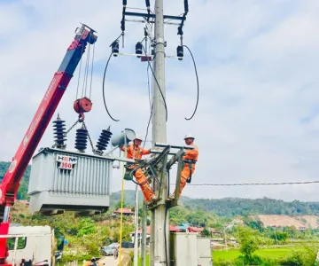 Đội QLĐLKV Mường Ảng nâng công suất trạm biến áp Co Sản phục vụ Tết Bính Ngọ 2026