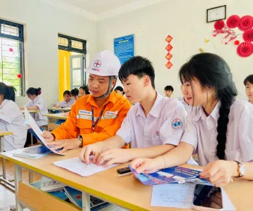 Điện lực Mường Ảng (Công ty Điện lực Điện Biên) trang bị kỹ năng an toàn điện cho học sinh trước kỳ nghỉ hè