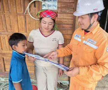 Chương trình “Bừng sáng Điện Biên” ánh điện về với người dân vùng biên Nậm Kè