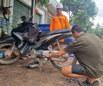 Điện lực Na Son bảo dưỡng xe máy miễn phí cho người lao động.