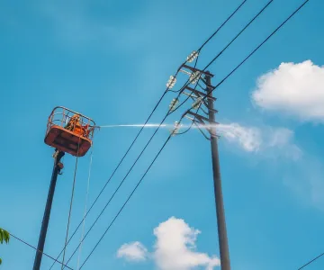 Đội Quản lý điện lực khu vực Na Son triển khai vệ sinh sứ cách điện bằng nước áp lực cao đảm bảo cấp điện an toàn, liên tục