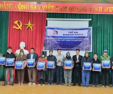 Đội Quản lý điện lực khu vực Na Son trao quà cho các hộ gia đình chính sách, hộ nghèo, hộ có hoàn cảnh khó khăn bị ảnh hưởng bởi lũ lụt trong Tháng Tri ân khách hàng năm 2025