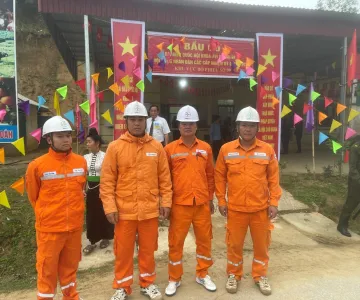 Đội QLĐLKV Na Son đảm bảo dòng điện thông suốt, góp phần vào thành công Ngày hội toàn dân