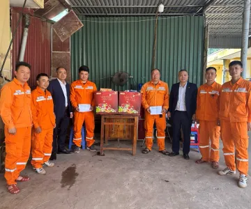 Công đoàn PC Điện Biên kiểm tra công tác trực Tết và động viên CBCNV Đội Na Son