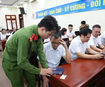 Công an tỉnh hướng dẫn góp ý văn kiện ĐH XIV qua VNeID tại PC Điện Biên