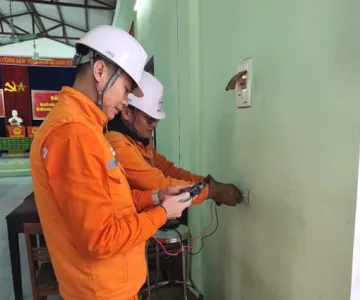 Đội QLĐLKV Tủa Chùa đảm bảo nguồn điện an toàn, góp phần vào thành công của Ngày hội non sông