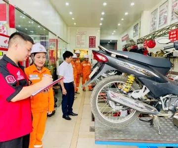 Công đoàn Điện lực Mường Ảng tổ chức bảo dưỡng xe máy cá nhân cho người lao động