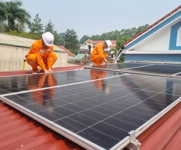 Nói đi đôi với làm, CBCNV Điện lực Na Son tiên phong 'xanh hóa' mái nhà gia đình