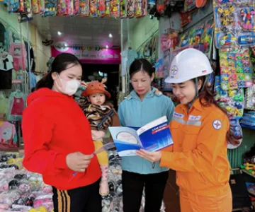 Điện lực Tủa Chùa chủ động triển khai các giải pháp đảm bảo cung cấp điện mùa nắng nóng