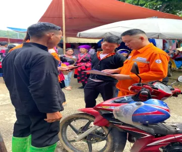 Điện lực Tủa Chùa đưa ứng dụng CSKH đến chợ phiên vùng cao Sín Chải