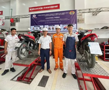 Công đoàn Điện lực Tủa Chùa phối hợp tổ chức chương trình bảo dưỡng xe máy cho người lao động