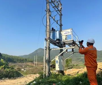 Đội QLĐLKV Tủa Chùa tăng cường kiểm tra lưới điện bằng camera nhiệt để ngăn ngừa sự cố từ sớm, từ xa