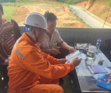Điện lực Tủa Chùa chung tay cùng người dân tiết kiệm điện trong mùa nắng nóng 2025