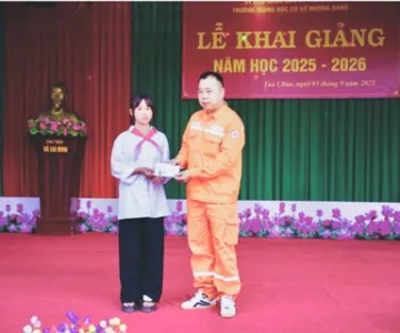 Đội QLĐLKV Tủa Chùa trao học bổng cho học sinh nghèo vượt khó nhân ngày khai giảng năm học 2025-2026