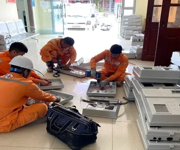 Điện lực Tủa Chùa (Công ty Điện lực Điện Biên) thay thế hòm hộp công tơ cũ hỏng để đảm bảo an toàn cấp điện