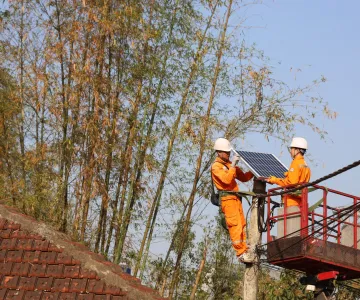 Đoàn Thanh niên Công ty Điện lực Điện Biên gắn biển công trình "Thắp sáng đường quê" chào mừng kỷ niệm 35 năm thành lập Công ty.