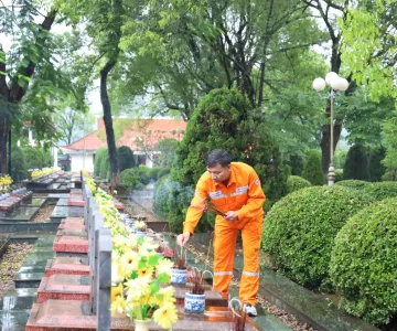 Tập thể CBCNV Công ty Điện lực Điện Biên tưởng niệm các Anh hùng liệt sĩ