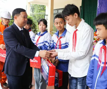 Cảm động hình ảnh Người thợ điện "cõng" yêu thương về vùng lũ Mường Pồn