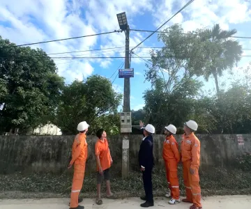 Đội QLĐLKV Thanh An thắp sáng đường quê tại Bản Pa Bói