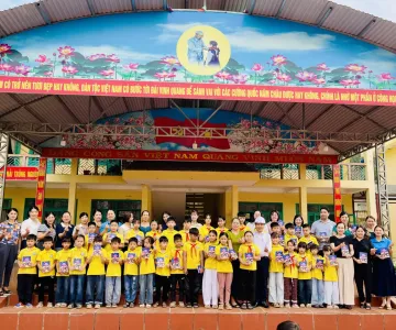Điện lực Mường Ảng trao tặng 100 cuốn sách tranh “Bí mật quả cầu tím” cho học sinh tiểu học vùng cao