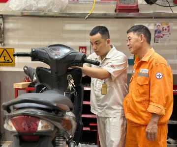 Xí nghiệp Lưới điện cao thế Điện Biên hỗ trợ kinh phí bảo dưỡng xe máy cho Người lao động