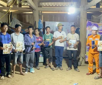 Điện lực Na Sang (Công ty Điện lực Điện Biên) đóng điện 2 trạm biến áp, thắp sáng niềm vui vùng cao xã Mường Tùng