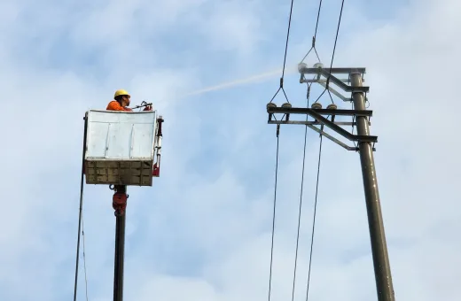 Điện lực Tủa Chùa hoàn thành công tác vệ sinh rửa sứ cách điện bằng nước áp lực cao trước mùa nắng nóng năm 2023
