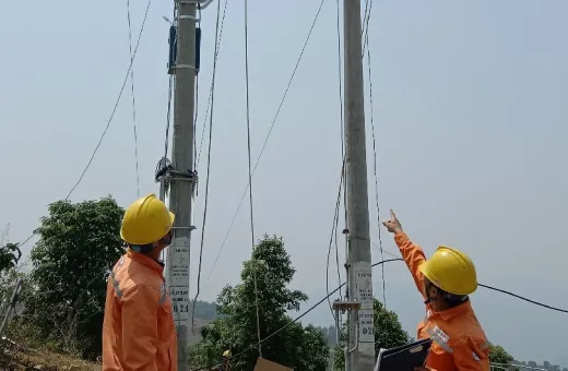 Điện lực Điện Biên Đông lắp đặt thiết bị đóng, cắt LBS, máy cắt nhằm nâng cao độ tin cậy cung cấp điện