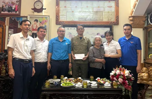 Công ty Điện lực Điện Biên tổ chức thăm hỏi, tri ân các gia đình chính sách nhân ngày 27/7