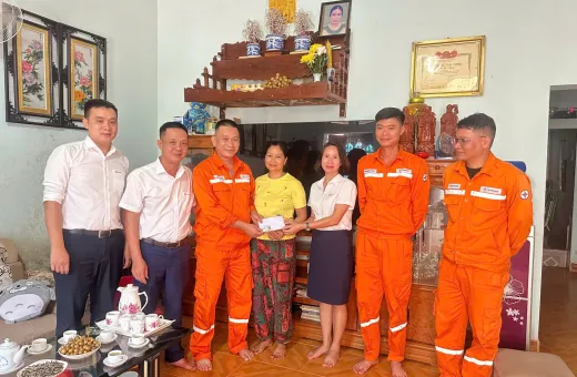 Điện lực Tủa Chùa (Công ty Điện lực Điện Biên) thăm hỏi thân nhân cán bộ công nhân viên nhân ngày 27/7