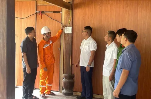 Điện lực Tủa Chùa (Công ty Điện lực Điện Biên) đóng điện trạm biến áp Pa Phông tại xã Tủa Thàng