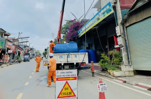 Đội QLĐLKV Tủa Chùa thực hiện vệ sinh cách điện đang mang điện bằng nước áp lực cao năm 2025
