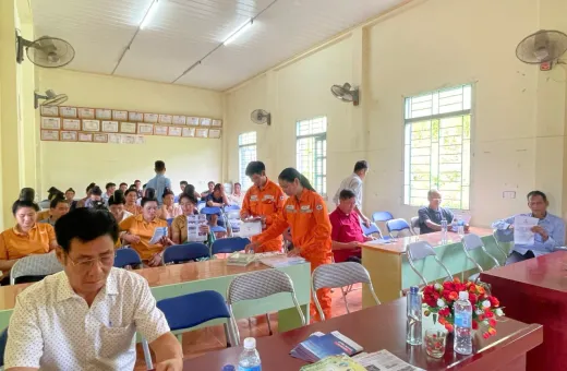 Điện lực Điện Biên Đông đẩy mạnh công tác tuyên truyền bảo vệ hành lang an toàn lưới điện