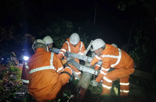 Điện lực Na Son (Công ty Điện lực Điện Biên) khẩn trương khắc phục sự cố lưới điện do thiên tai