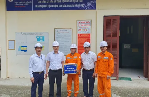 Công đoàn Công ty điện lực Điện Biên thăm và tặng quà người lao động Phân xưởng Phát điện nhân dịp Tháng công nhân
