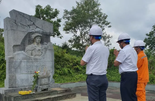 CBCNV Phân xưởng Phát điện dâng hương tại Bia tưởng niệm anh hùng liệt sĩ Tô Vĩnh Diện nhân kỷ niệm 76 năm ngày Thương binh liệt sĩ