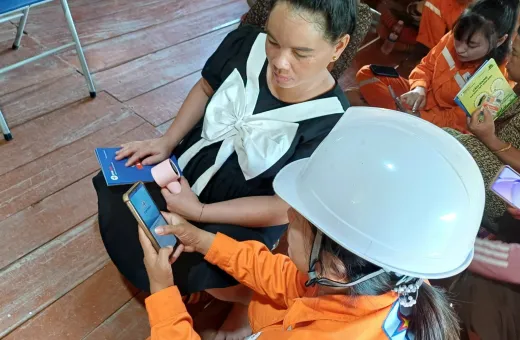 Điện lực Thanh An (CTĐL Điện Biên) đẩy mạnh hướng dẫn cài đặt ứng dụng chăm sóc khách hàng