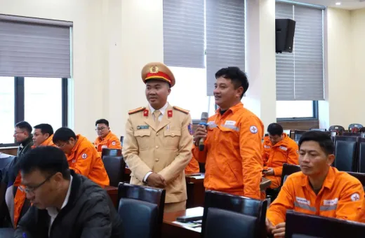 Huấn luyện quy trình, quy định mới trong công tác an toàn và kiến thức an toàn giao thông cho cán bộ, nhân viên Công ty Điện lực Điện Biên