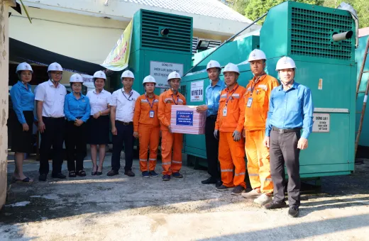 Công đoàn Tổng công ty Điện lực miền Bắc thăm, tặng quà Người lao động Công ty Điện lực Điện Biên Tháng công nhân