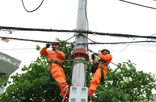 Điện lực Điện Biên Phủ (CTĐL Điện Biên) ra quân chỉnh trang cáp viễn thông và lưới điện đô thị