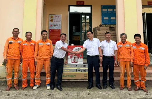 Công đoàn Công ty Điện lực Điện Biên thăm hỏi, động viên và tặng quà cho Đội QLTH Mường Nhà – Điện lực Điện Biên