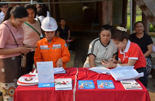 Điện lực Điện Biên Đông phối hợp với Viettel Điện Biên triển khai công tác thu tiền điện không sử dụng tiền mặt bằng ứng dụng Viettel Money.