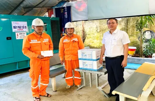 Công đoàn Công ty Điện lực Điện Biên thăm hỏi, động viên công nhân đội QLĐLKV Điện Biên Phủ trực phục vụ Festival Tinh hoa Tây Bắc - Điện Biên 2025