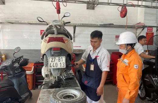 Công đoàn Công ty Điện lực Điện Biên thăm hỏi, động viên người lao động Điện lực Điện Biên Phủ nhân dịp tháng công nhân