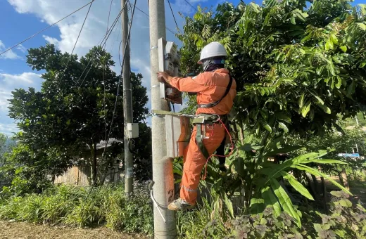 Điện lực Điện Biên Đông tiếp tục thực hiện thay công tơ điện tử