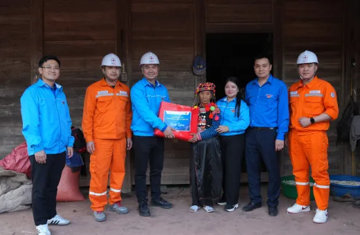 Tuổi trẻ EVNNPC thắp sáng dải biên cương Sín Thầu, Điện Biên